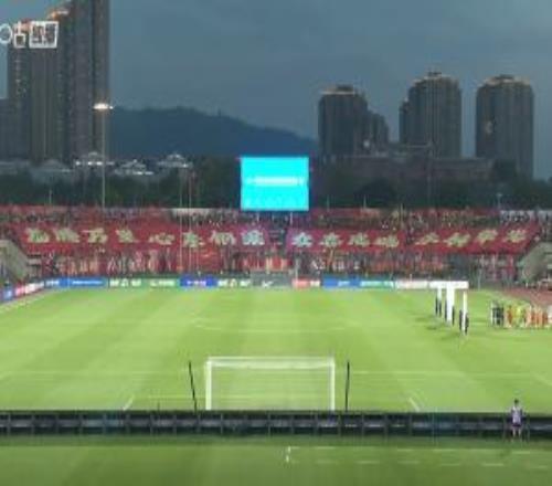 銅梁龍賽前橫幅：龍騰萬里心系銅梁眾志成城永鑄榮光