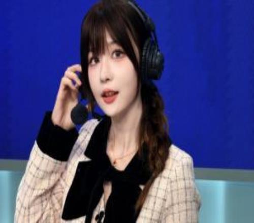 LPL美女解說瞳夕曬照：OL套裝我下班咯