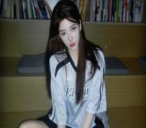 LPL女解說Rita曬照：準(zhǔn)備出門玩啦今天這套穿搭好看么