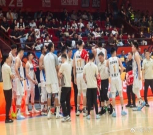 回來了！京媒曬照：李楠指導(dǎo)在暫停中參與了北京男籃的布置