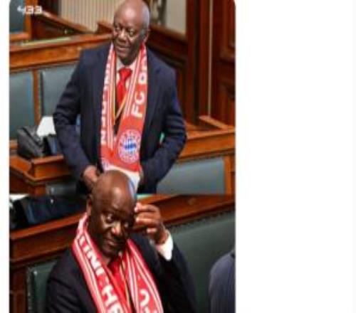 為兒子驕傲！孔帕尼議員父親今天戴著拜仁圍巾參加議會(huì)