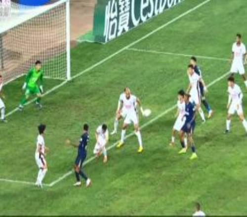 紹爾角球發(fā)出疑似擊中費(fèi)利佩手臂，三鎮(zhèn)球員投訴手球，裁判未理會(huì)