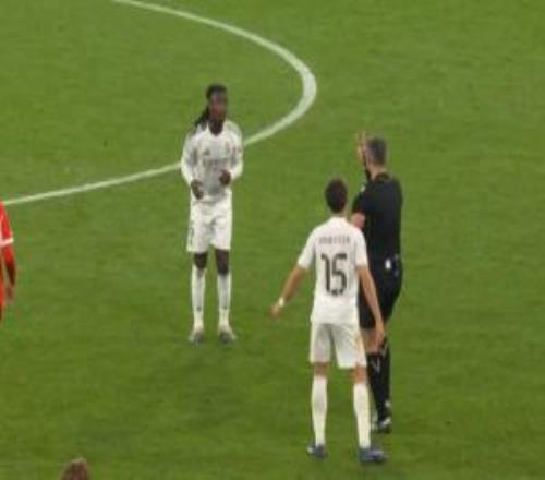 真不冤！裁判向卡馬文加出牌時(shí)比了個(gè)“2”，示意他已兩次拖延