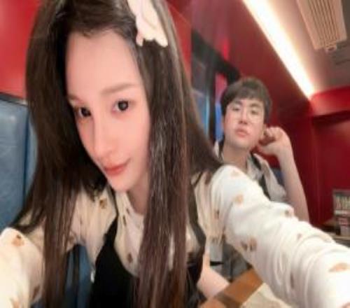 姿態(tài)妻子分享照片：深夜出來(lái)吃小龍蝦真的吃不下了