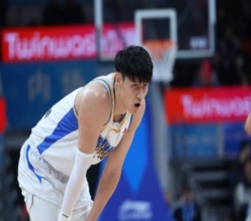 許利民：小曾昨天和球隊(duì)合練了恢復(fù)得不錯(cuò)復(fù)出時(shí)間還需綜合再看