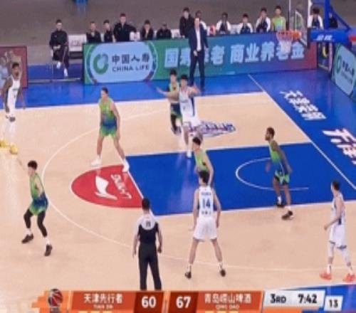 少侠好身手！大卫詹姆斯接队友妙传空接脆扣再欧洲步上篮打进