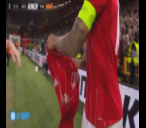 吉布斯懷特遠射變線破門后高舉安德森球衣，賽前后者母親去世