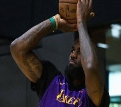 厲兵秣馬！湖人官推曬今日訓(xùn)練照：付出努力