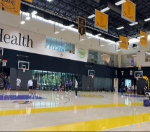 保持狀態(tài)！里夫斯在今日球隊訓(xùn)練后繼續(xù)留下來加練投籃