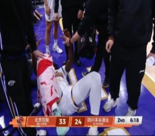 看起来很痛苦！卡迪姆赛落地踩到于枭永崴脚受伤被担架车抬走