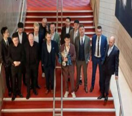 排面！斯诺克世锦赛种子选手合影留念赵心童手捧奖杯站在绝对C位