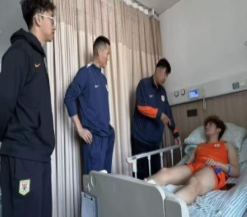 博主：宿茂臻、韓鵬來到醫(yī)院看望重傷的泰山B隊球員艾孜海爾