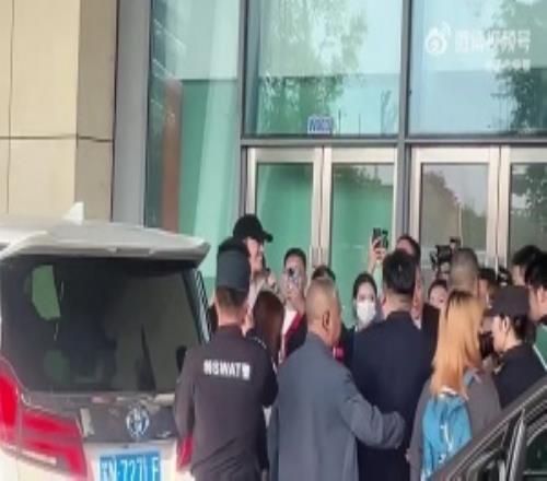 今晚亮相蘇超！何潤東抵達(dá)宿遷，現(xiàn)場球迷高喊：霸王出戰(zhàn)宿遷必勝