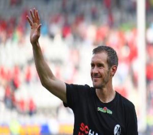 同樣雙殺西甲球隊(duì)晉級(jí)歐戰(zhàn)半決賽！弗賴堡主帥：拜仁是德甲的標(biāo)桿