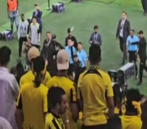 輸不起！吉達(dá)聯(lián)合球迷扔水瓶攻擊馬寧裁判組，疑似還怒罵"fxxku"