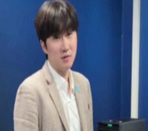 BLG分享賽后視頻：丹神直拍，發(fā)表賽后演說中