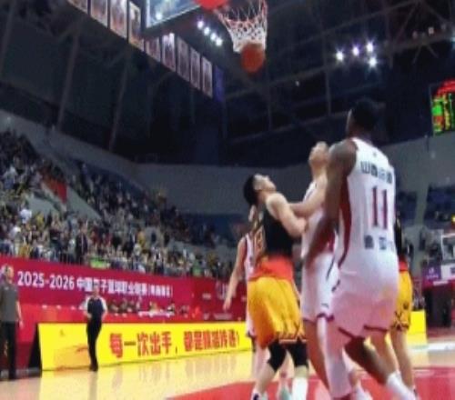 藝高人膽大！肖愷邊線球助飛賈爾斯空接上籃隨后張寧傳球失誤