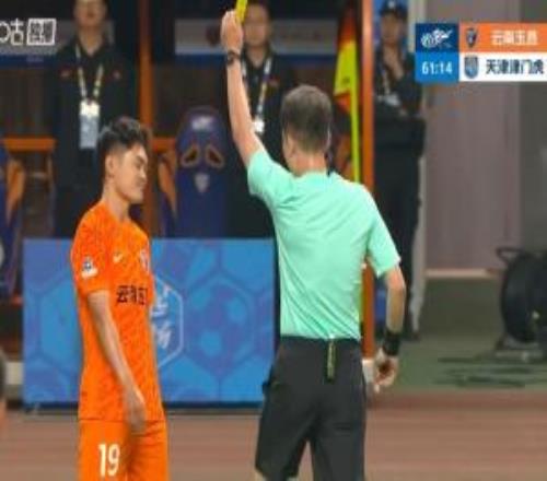 點(diǎn)球變假摔！黃紫昌倒地主裁判第一時(shí)間判點(diǎn)，VAR改判假摔+黃牌