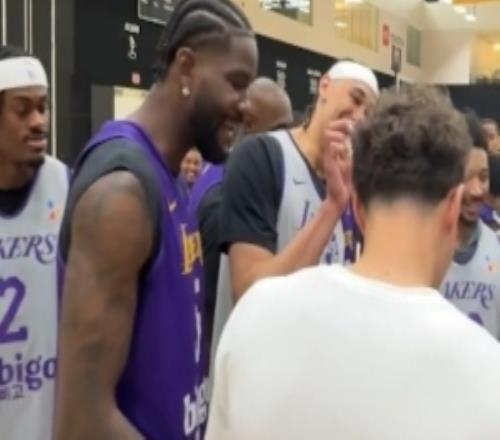 氛圍拉滿！湖人為克內(nèi)克特&尼克史密斯慶生頓寶這破鑼嗓子