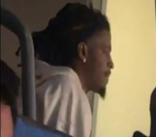 考察下家莫蘭特在現(xiàn)場(chǎng)包廂中觀看勇士與太陽(yáng)的附加賽