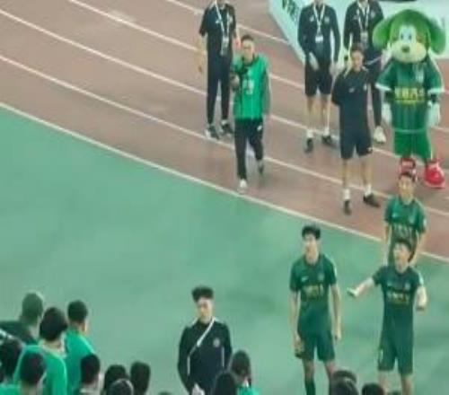 浙江球員賽后與球迷發(fā)生爭執(zhí)現(xiàn)場球迷解釋：這是一場多方誤會