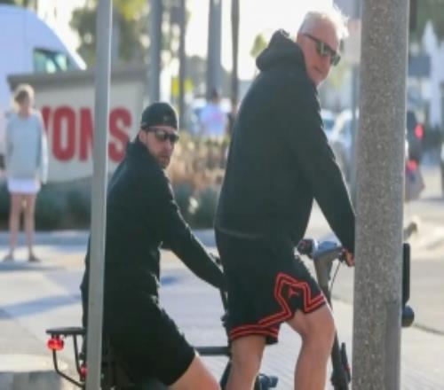 都能騎車了《紐約郵報》獨家發(fā)布東契奇現(xiàn)身洛杉磯街頭照片