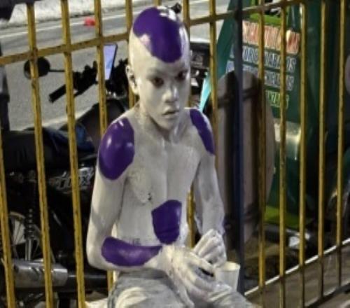 媽媽用乳膠漆幫小孩Cos《龍珠》弗利薩結(jié)果洗不掉！網(wǎng)友：永久皮膚