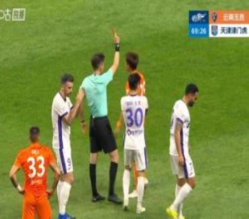 玉昆02+少一人作戰(zhàn)！張宸梁身后拉倒謝蒂內(nèi)，兩黃變一紅被罰下