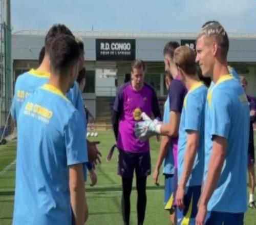 什琴斯尼迎来36岁生日，巴萨队友拍打仪式为他庆生