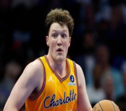 高端局撞墻三分王克尼佩爾常規(guī)賽三分命中率42.5%附加賽共12中1