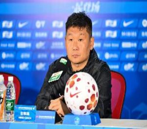 黑馬少帥！38歲劉建業(yè)首次執(zhí)教中超，率升班馬銅梁龍4勝2平暫登頂