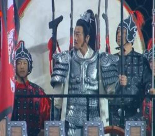 項(xiàng)羽助陣蘇超！何潤東身披戰(zhàn)甲，乘古代戰(zhàn)車?yán)@場(chǎng)，為宿遷隊(duì)助陣！