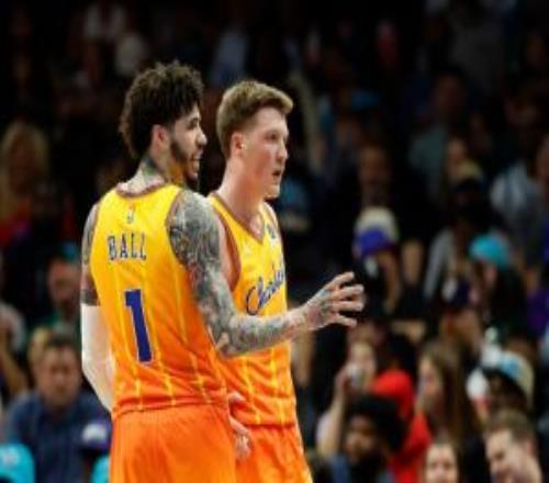 媒體人：黃蜂被打得毫無還手之力但他們在朝著好的方向發(fā)展