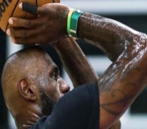 明日開啟季后賽！湖人官推曬球隊(duì)訓(xùn)練照詹姆斯八村塁斯瑪特出鏡