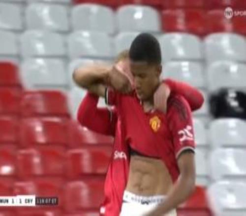 18歲曼聯(lián)前鋒奧比馬丁青年足總杯過門將絕殺，淡定秀出清晰腹肌