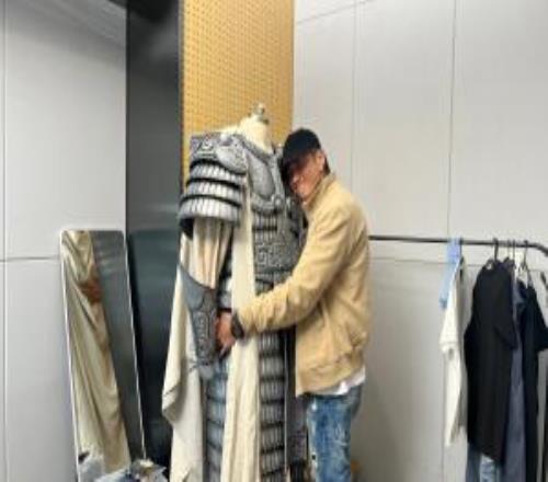 “項羽”來了！何潤東社媒曬照擁抱戰(zhàn)甲：宿遷隊加油！！今晚見！