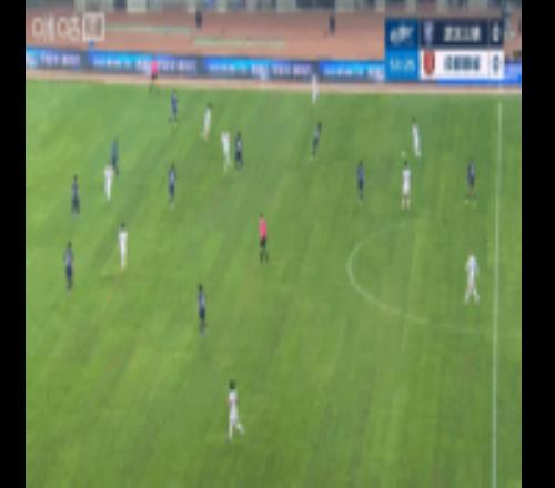 險些烏龍！第54分鐘，楊明洋右路傳中，王康解圍擊中立柱