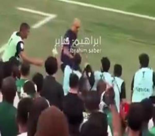 隊友重傷！柔佛隊長不滿擔架未進場怒踢擔架員+搶過擔架沖向場內(nèi)