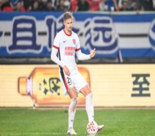 2分領(lǐng)跑！蓉城10武漢三鎮(zhèn)取三連勝韋林頓點(diǎn)射制勝胡荷韜造點(diǎn)