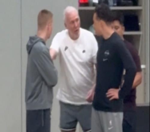 心系馬刺！波波維奇步履蹣跚重返馬刺訓(xùn)練場現(xiàn)場調(diào)教接班人米奇