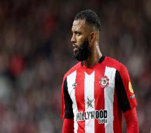 伊戈?duì)枺何遗枷袷橇_納爾多，他的傳奇無(wú)需多言，還有C羅和內(nèi)馬爾