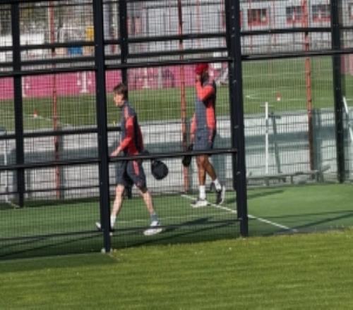 忙里偷閑！孔帕尼和弗羅因德今日訓(xùn)練后組隊進(jìn)行板式網(wǎng)球雙打比賽