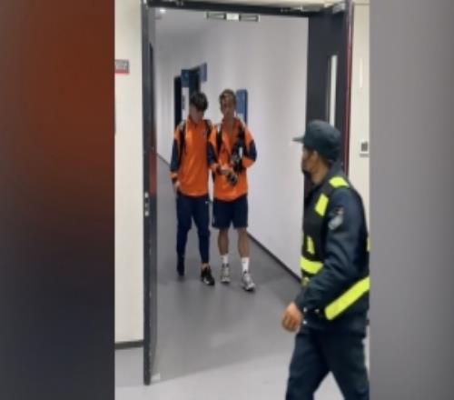 記者：“青島德比”最后時(shí)刻受傷，鄺兆鐳賽后步履蹣跚