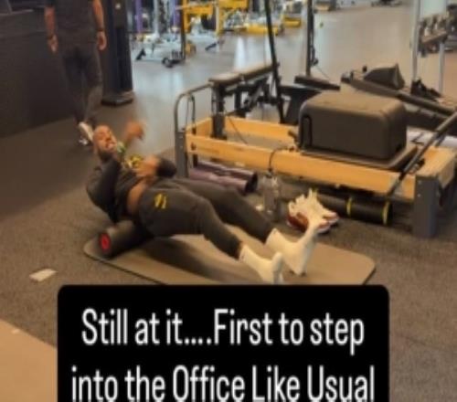 工位自嗨！詹姆斯一邊用泡沫軸放松腰背一邊激情說(shuō)唱