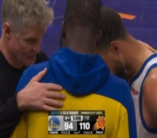 最后時(shí)刻與追夢(mèng)科爾擁抱！庫(kù)里：我不知道這是否預(yù)示著任何事