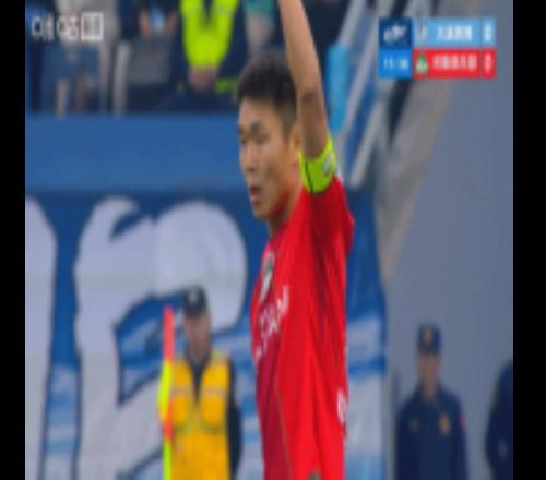 王上源前場開出任意球，鐘義浩近距離頭球攻門被黃子豪神勇?lián)涑? />
<div   id=