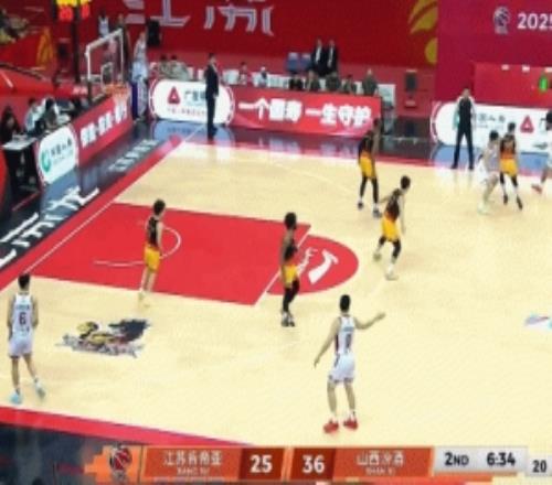 一飛沖天！戴申尼克斯吸引包夾分球迪亞洛沖擊雙手滑翔暴扣！