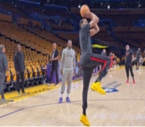 將缺席湖火G1！杜蘭特賽前參加熱身秀招牌跳投&膝傷似無大礙