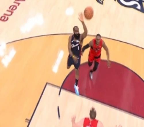 穿針引線！哈登妙傳晃趴防守助莫布里造殺傷隨后再助后者暴扣