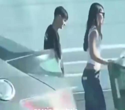 每體：球迷偶遇佩德里與女友逛超市，著裝低調(diào)、與球迷合影